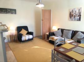 Apartment with Outside Patio and Car Space, apartemen di Durham