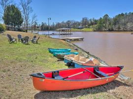 Pet-Friendly Lakefront Retreat with Deck and Dock, αγροικία σε Waterloo