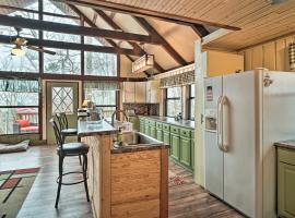 Douglas Lake Cabin with Mountain-View Deck and Grill, hotel en White Pine