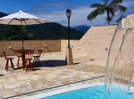 Kingston Chalés: Ubatuba, Promirim Waterfall yakınında bir otel