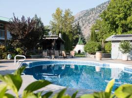 Similkameen Wild Resort & Winery Retreat, hotel con piscina a Cawston