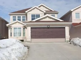 Elegant 6 Bedroom House Near U of Manitoba