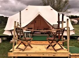 French Fields Luxury Glamping Twin Emperor Tent, kjæledyrvennlig hotell i Le-Vieux-Cérier