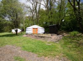 Wellstone Yurts - Red Kite, hotel con parking en Llanfyrnach