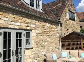 STABLES Stylish comfortable peaceful cottage with parking and outdoor space, hotel with parking in Holt