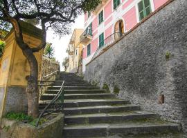 Cozy Apartment In Le Grazie With Kitchen, albergo a Le Grazie