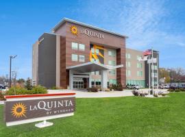 La Quinta Inn & Suites by Wyndham Shorewood, hotel con pileta en Shorewood
