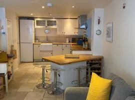 Reduced rates for this month! Beautiful cottage, 3 stories high with upstairs courtyard and set in an amazing location! The fantastic newly developed Town Mill with restaurants and craft shops on your doorstep Also only 2 minutes to the sea! , Sleeps 4