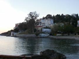 Afroessa Studios & Apartments, hotel in Samos