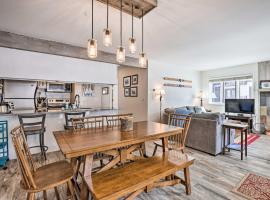 Cozy East Vail Condo about 6 Mi to Vail Village!、ベールのホテル