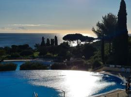 Appartement 2 pièces climatisé en rez-de-jardin Cap Esterel Agay, hotel em Agay - Saint-Raphaël