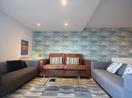 Flat 1 High Tide House, Mortehoe - beautifully designed ground floor flat with sea views and garden、モートホーの駐車場付きホテル