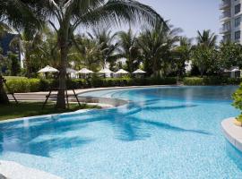 Luxury TOP FLOOR 2 condo with AMAZING Sea Views!, hotell sihtkohas Ban Bo Khaem