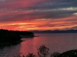 Sunset by the sea, hotel din Splitska