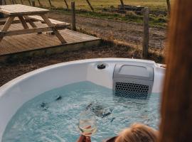 Monkstadt No 5 - MacQueen Cottage, ξενοδοχείο με υδρομασάζ σε Portree