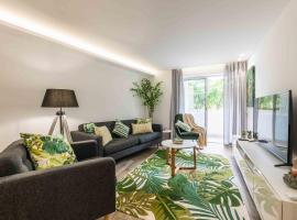 Downtown Albufeira 3-Bedroom Luxury Apartment, hotel de luxo em Albufeira