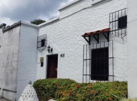 Cabaña 52 en la Aldea Doradal Santorini Colombiano、Doradalのホテル