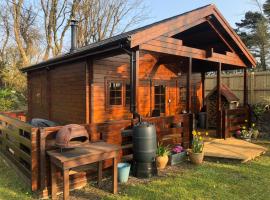 The Chalet @ Giltar Grove Country House, casa rural en Tenby