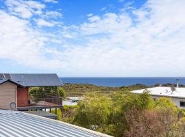 Peaceful and Renovated Original Beach House with Sweeping Views of Gracetown, hotel en Gracetown