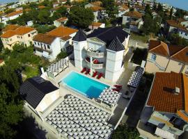 Apartments Villa Zlatko, khách sạn có bồn jacuzzi ở Zadar