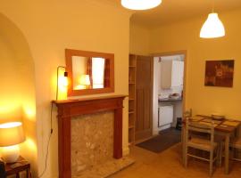 Apartment with Outside Patio and Car Space, hotel di Durham