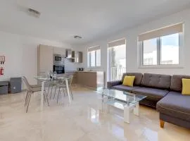 Deluxe Apartment steps to St George's Bay