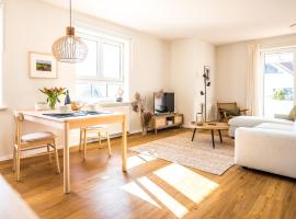 Wunderschöne Ferienwohnung mit Feldblick und Balkon, mit kostenlosem Wlan und Strandfahrrad, Haustiere erlaubt, hotel in Börgerende-Rethwisch