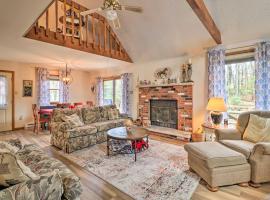 Secluded Poconos Home with Decks about 1 Mi to Lake, koča v mestu Jim Thorpe