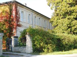 Château Le Baudou, hotel con estacionamiento en Coutras