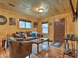 Cozy Creekside Cabin about 24 Mi to Red River!, hotel u blizini znamenitosti 'Bear Track Park' u gradu 'Beattyville'