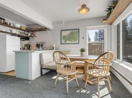 Great Location Corner Condo - Tamarack #10 Pets Ok, Hotel in Bear Valley