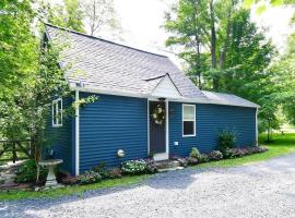 Cottage at Millpond Falls - A Romantic Escape, hotel em Warwick