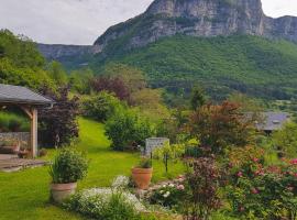 Suite au pied de la montagne et vue imprenable, cheap hotel in Saint-Alban
