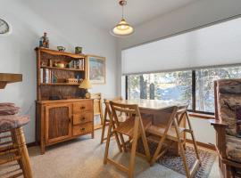 Year Round Condo- Sleeps 5! - Tamarack #17, hotel v destinaci Bear Valley
