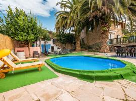 Spacious holiday home in Santiago de Compostela with pool, pigus viešbutis mieste Eirapedriña