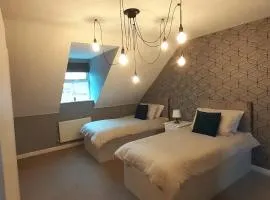 Hawksworth House in Birmingham near Solihull, near NEC, HS2, JLR, Bear Grylls Centre, Resorts World and Birmingham airport with a garage and free parking, great for families and contractors