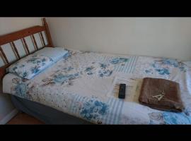 Room in Guest room - Tiny Single shared bathroom Room ssbyr, guest house in Hayes
