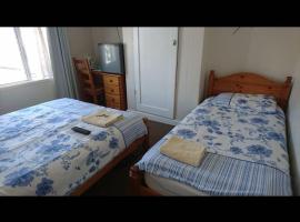 Room in Guest room - Comfortable Family room with Tv, Free Fast Wifi, Sleeps 4 with 1 Bunk Bed, hotel em Hayes