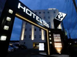 HOTEL555 秦野: Hadano şehrinde bir otoparklı otel