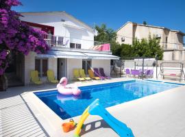 Beachfront Villa Pinky-Superior heated pool and jakuzzi, hotel i Seget Vranjica