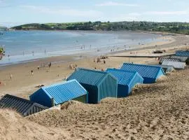 Penmorfa - Sublime Abersoch retreat with roof terrace, 80m from beach, great for surfing