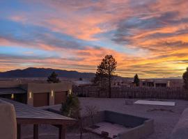 Cottam Pines A & B, holiday home in Taos