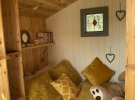 Shepherd's Hut at St Anne's - Costal Location, hotel in Plymouth