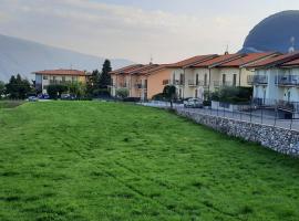 Carlino Appartamento giardino e piscina by Garda Domus Mea, hotell med parkeringsplass i Pieve