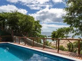 Casa com piscina, deck e vista para o mar