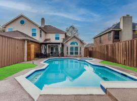 * *ASTOUNDING HOUSE **Perfect for Family and friends , Pool , Hot Tub, & GAME ROOM, spahotel i Allen