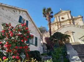 Romantic stone house by the sea ****, hytte i Kotor