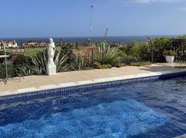 house private heated pool amazing view on golf ocean 3 bedrooms 3 bathrooms 6 to 8 adults 3-17 years old children being considered adults and in addition 0-2 years old children are welcome for free, hotell i San Miguel de Abona