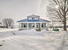 Secluded and Peaceful Upper Peninsula Getaway!: Chatham şehrinde bir otoparklı otel