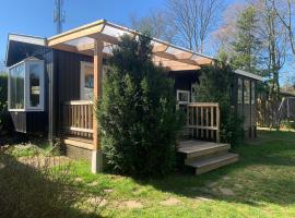 Tasteful chalet with veranda in the Veluwe, готель у місті Ґардерен